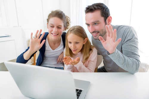 Familie tijdens een videoconferentie