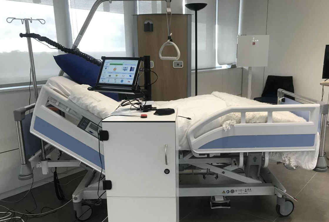 Soline Mobile naast een gemedicaliseerde bed